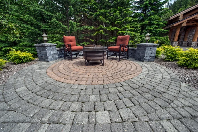dual color circular patio with seating wall